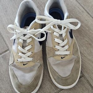 Nike Men’s Beige and Navy Low-Top Sneakers